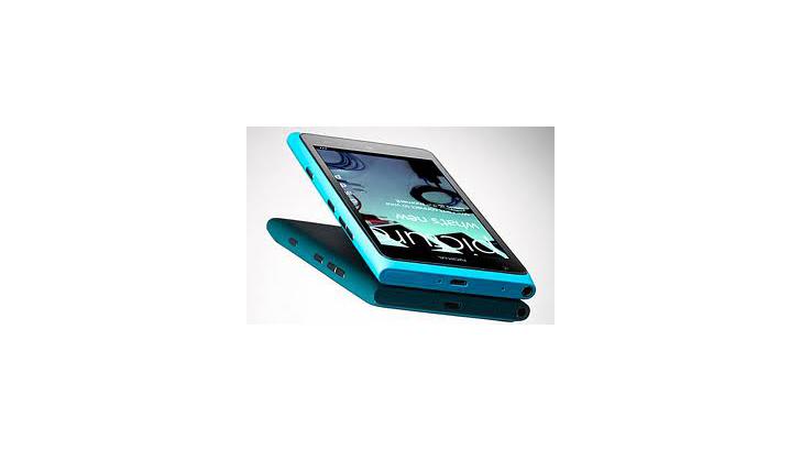 Nokia Lumia 900 โชว์ความแข็งแกร่งของหน้าจอ ด้วยการใช้ตอกตะปู 