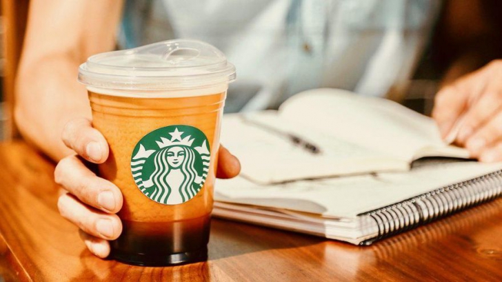 Starbucks ร่วมรักษ์โลก ประกาศลดการใช้หลอดพลาสติก ด้วยฝาปิดแก้วแบบใหม่ที่ยกจิบได้เลย